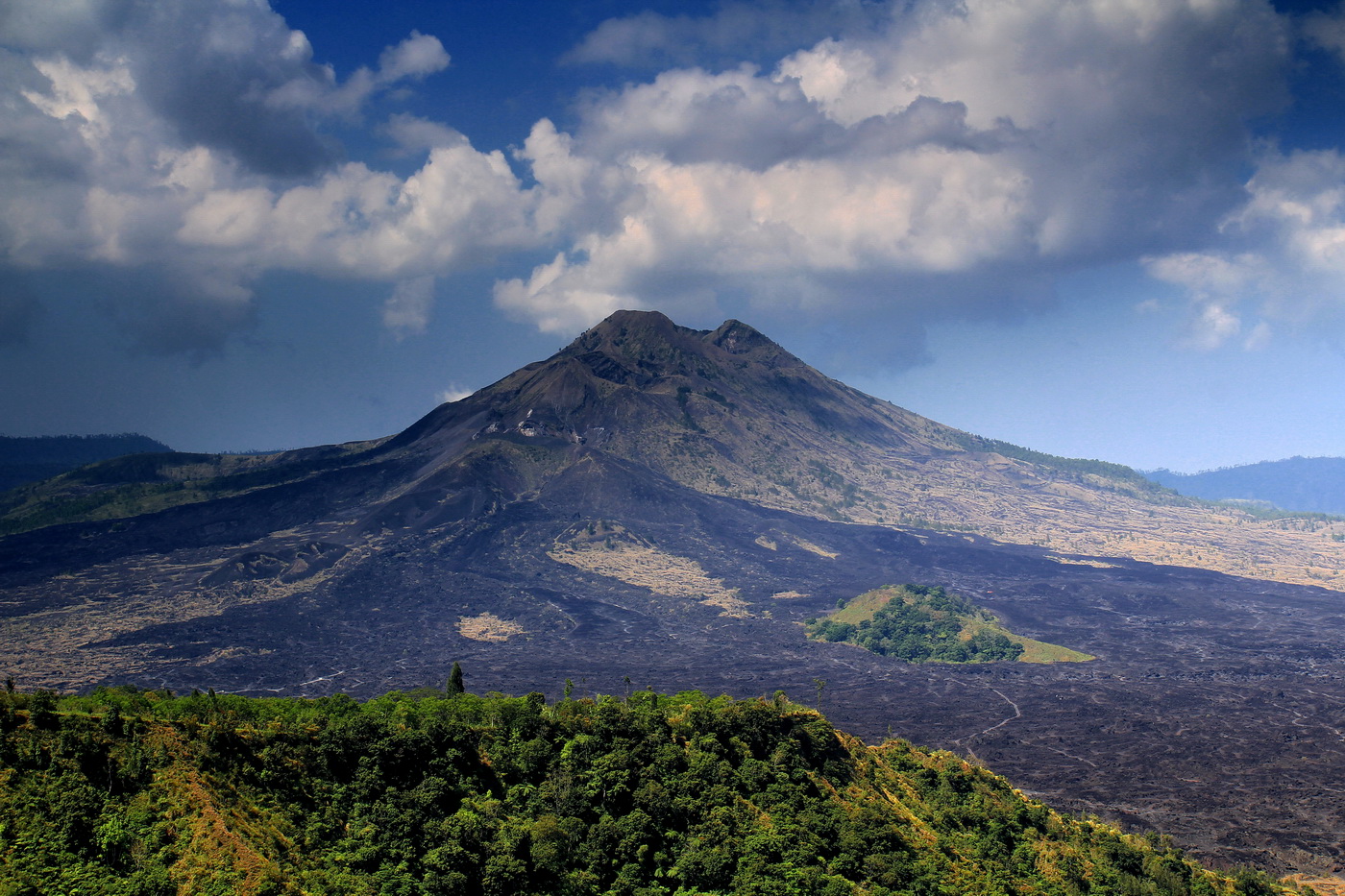 Батур бали. Вулкан Батур. Батур Индонезия. Гора Батур на Бали. Вулкан Гунунг Батур.